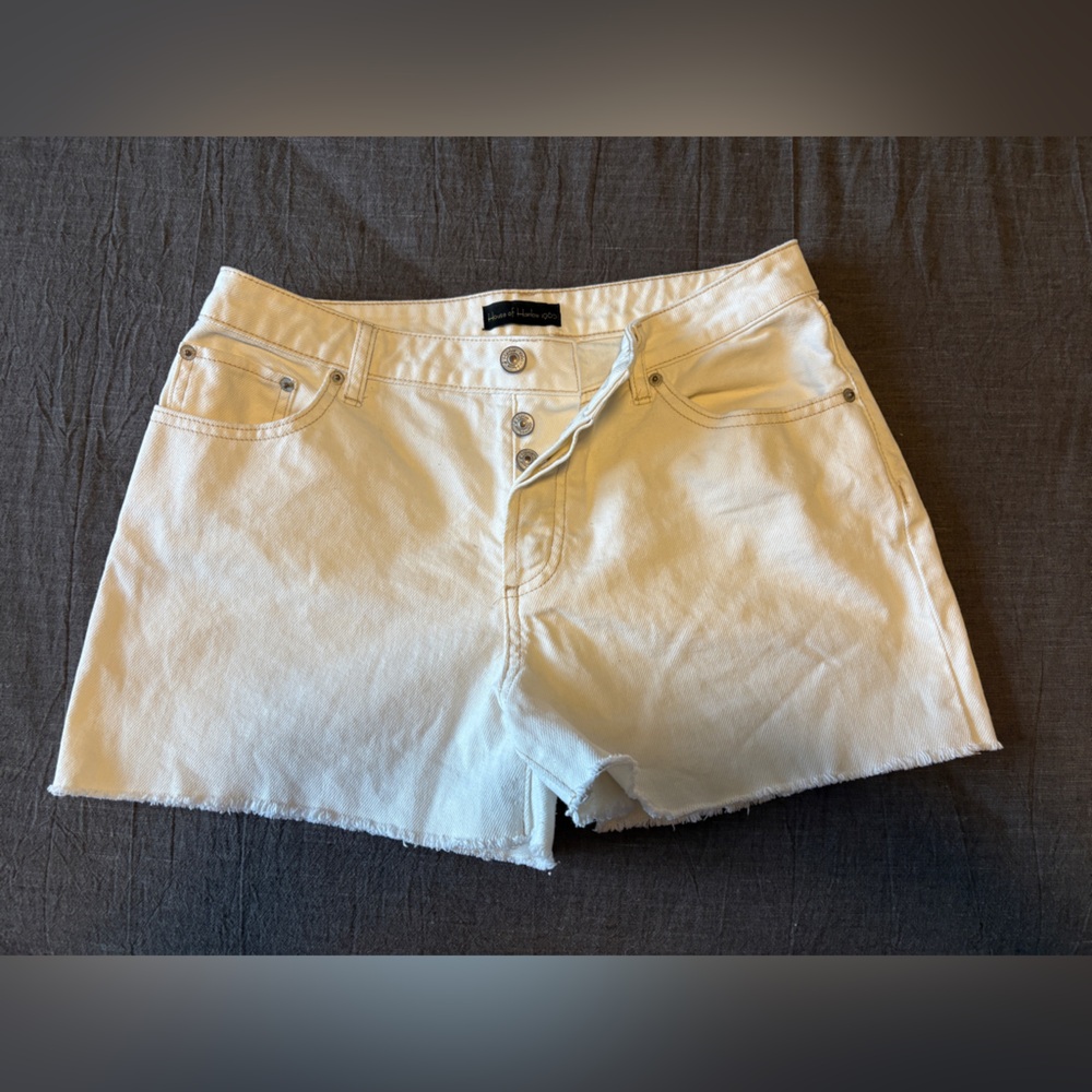 House of Harlow 1960 women’s size 28 Ivory cream denim cut off Jean shorts.